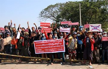 Протестующие в Мьянме добились освобождения 600 политзаключенных