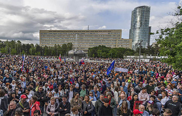 В Братиславе тысячи людей протестовали против реформы общественного вещателя