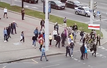 Нина Багинская ведет людей на Марш в Минске
