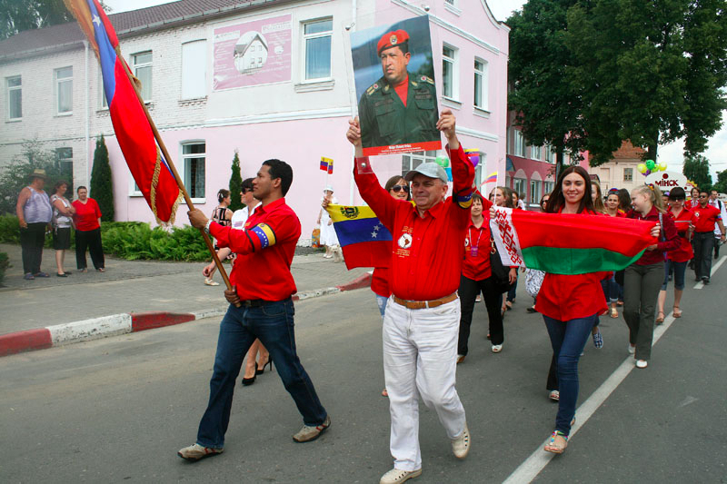 Венесуэльцы носили по Поставам портрет Чавеса