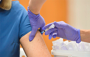 В Польше предложат третью дозу вакцины людям со слабым иммунитетом