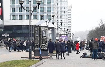 В центре Минска проходит большой «митинг» нелегальных мигрантов