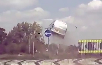 Видеофакт: Водитель Citroеn не заметил круговое движение и взлетел в воздух