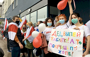 Белорусы зарубежья вышли к посольствам на мирные пикеты