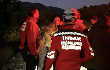 В Турции пьяный мужчина искал себя в лесу со спасателями