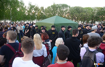 В России жители Екатеринбурга вышли на стихийную акцию протеста