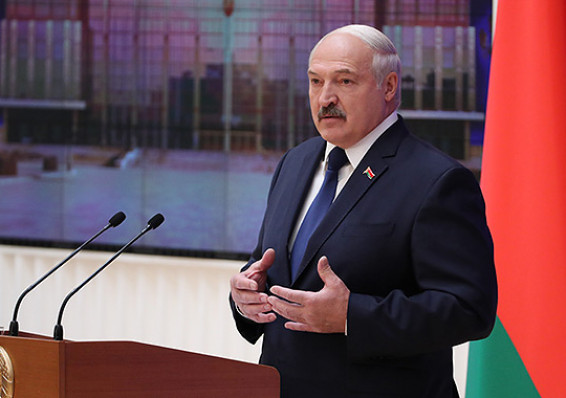 Лукашенко о Беларуси: мы объединили страну, и никто ее никому не сдаст