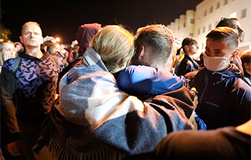 Как в Минске встречали освобожденных из тюрьмы на Окрестина героев