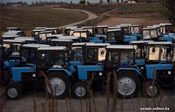 Под Минском «застряли» 258 тракторов