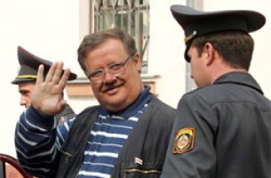 Организатора «Народного схода» повезли на суд