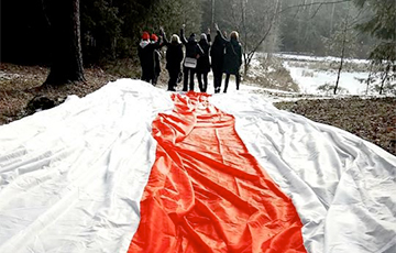Жители Каменной горки вышли на акцию с гигантским бело-красно-белым флагом