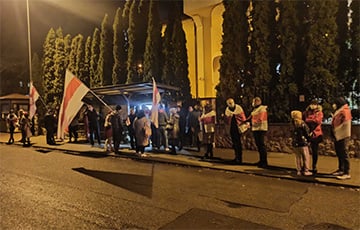 Стихийная акция собралась возле консульства Беларуси в Белостоке