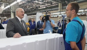 Лукашенко собирается контролировать зарплаты у частников