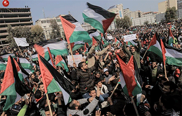 Тысячи жителей сектора Газы вышли на улицы, требуя отставки Махмуда Аббаса