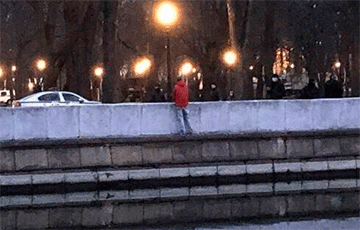 Фотофакт: В Минске парень готов прыгнуть в Свислочь, чтобы не задержали