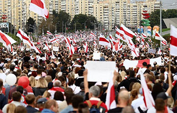 Белорусы заполнили проспект Победителей в Минске