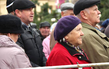 Минчане собрали помощь для пенсионеров, но до адресатов она не дошла