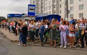 Жители Барановичей вышли в поддержку бастующих рабочих Авиаремонтного завода