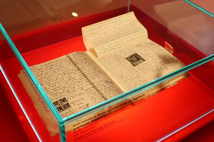 Японские вандалы испортили сотни копий дневника Анны Франк