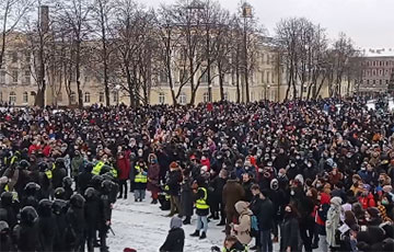Протестующие в Петербурге заняли проезжую часть