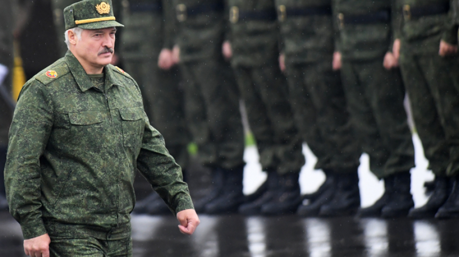 Лукашенко лишил званий силовиков, которые выступили против жестокости по отношению к согражданам