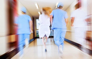 Медсестра из Барановичей: Умирают не только пожилые, молодых также не щадит болезнь