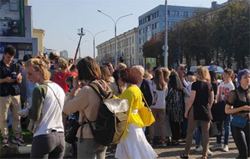 Белоруски снова собрались на площади перед Комаровским рынком