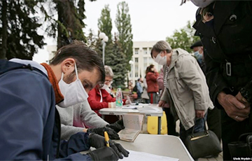 «Стоп таракан!»: блогер Тихановский проводит пикет в Гродно (Онлайн)