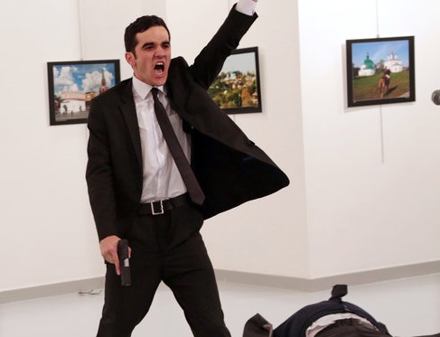 Снимок убийцы посла России названо "Фотографией года"