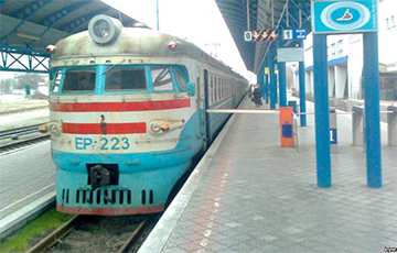 В Крыму поезд въехал в маршрутку с пассажирами