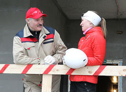 Лукашенко посоветовал Домрачевой рожать двойню