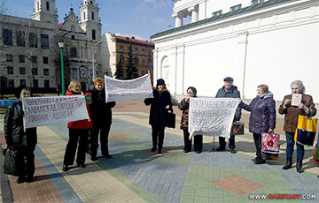 Белорусы провели пикет во время выступления Лукашенко
