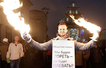 Поджегшего себе руки в знак протеста Михаила Ковко исключают из Академии искусств