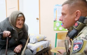 «На характере»: 98-летняя бабушка из Украины под обстрелами прошла весь фронт