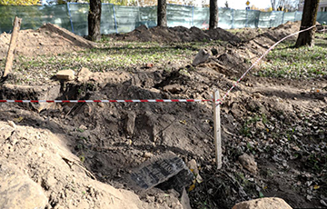 «Это преступление»: в центре Минска рабочие раскопали еврейское кладбище