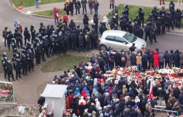 Люди в сцепке охраняют мемориал Роману Бондаренко от карателей
