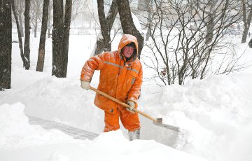 Дворникам обещают премию за качественную уборку снега
