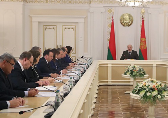Лукашенко: Главное в работе администрации – честное и справедливое отношение к людям