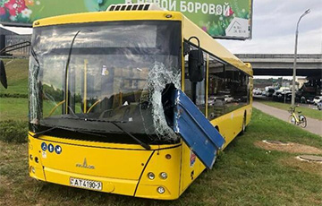 В Минске пассажирский автобус врезался в грузовик и столб