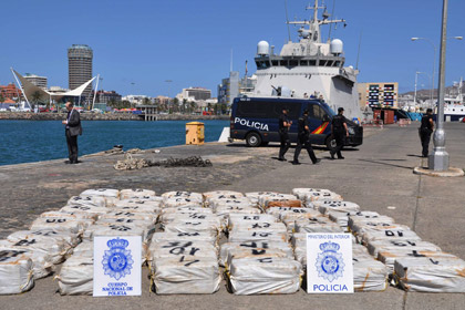 У побережья Испании выловили 37 рюкзаков с кокаином