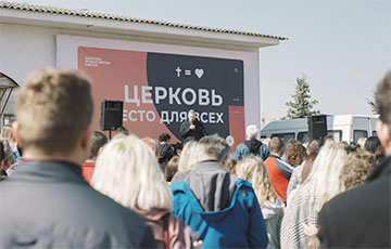 Как белорусы два месяца проводят богослужения на парковке