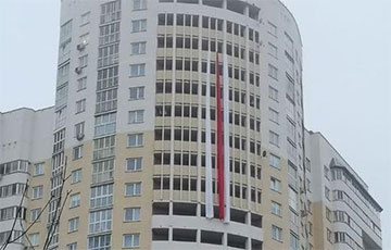 В Витебске появился бело-красно-белый флаг длинной на восемь этажей