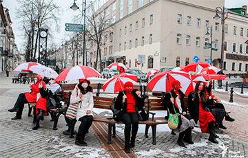 Белоруски с бело-красно-белыми зонтиками прошлись по центру Минска