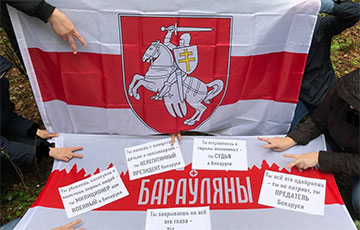 Жители Боровлян вышли на районный марш с национальными флагами