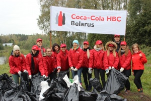 От бутылок до телефонов. Белорусы убрали из зеленых зон 150 кубометров мусора