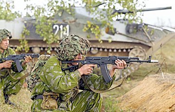 Видеофакт: Колонна белорусской военной техники движется в сторону Литвы