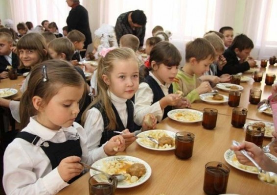 Шорец поручил сократить закупку импортных продуктов для школьных обедов