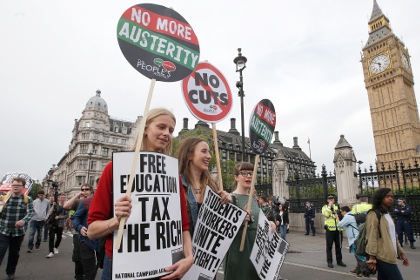 Противники британского правительства вышли на акцию протеста после речи королевы