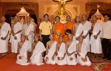 Спасенная из пещеры в Таиланде футбольная команда постриглась в монахи