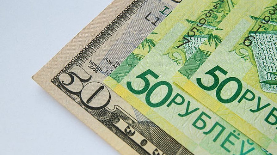 Аналитики ЕАБР: Чистое предложение иностранной валюты поддерживает курс белорусского рубля